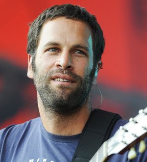 Jack Johnson performs for Hawaii students