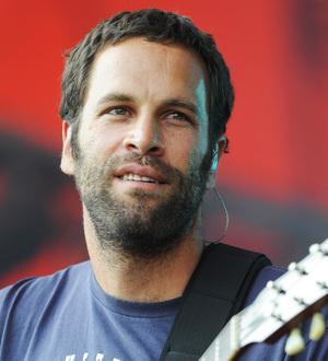 Jack Johnson performs for Hawaii students