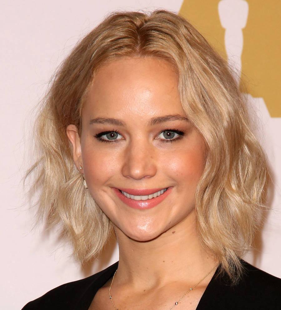Jennifer Lawrence chants for equal pay at pre-Oscar party