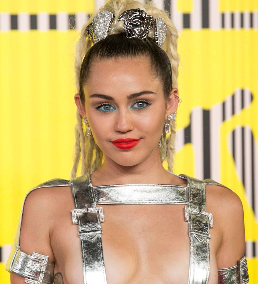 Miley Cyrus sick with strep throat