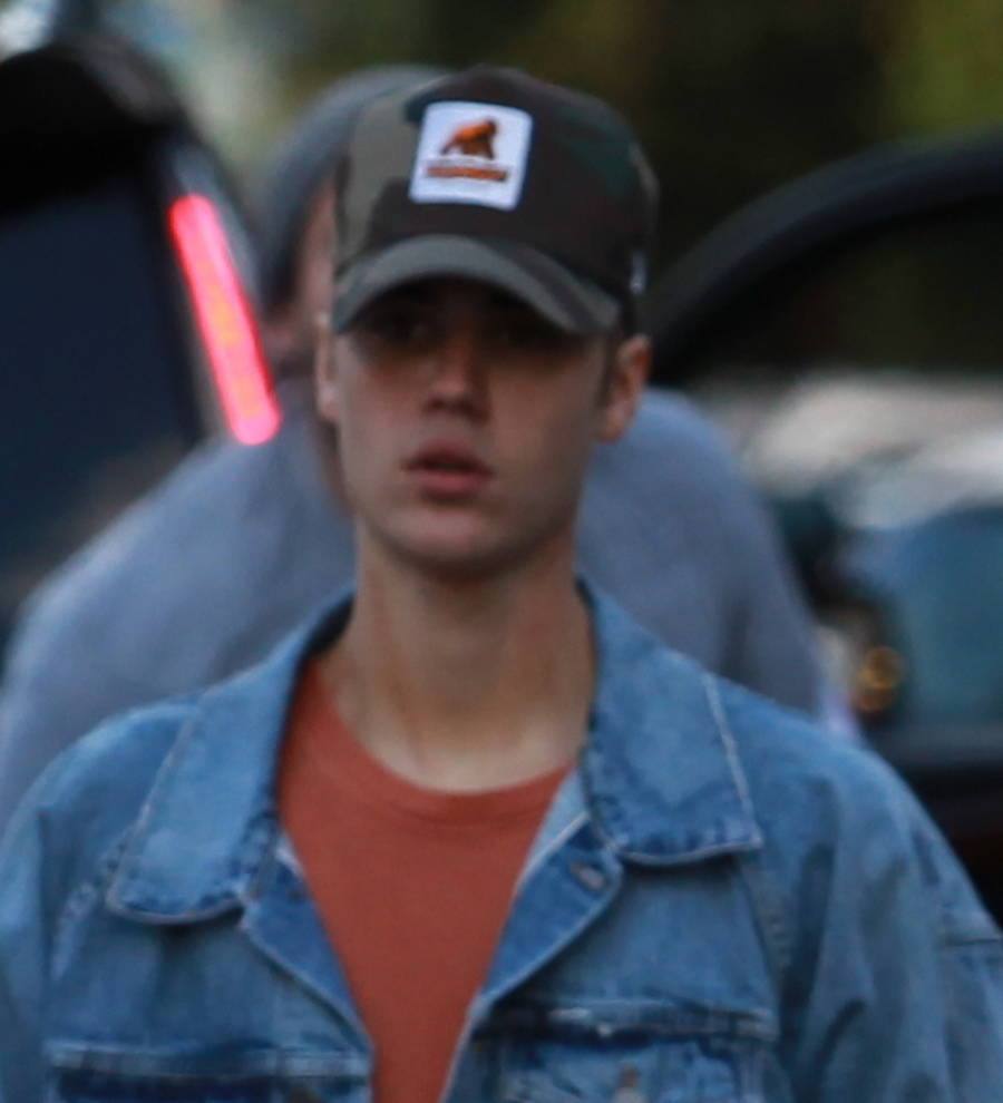 Justin Bieber backs charity choir for U.K. Christmas number one