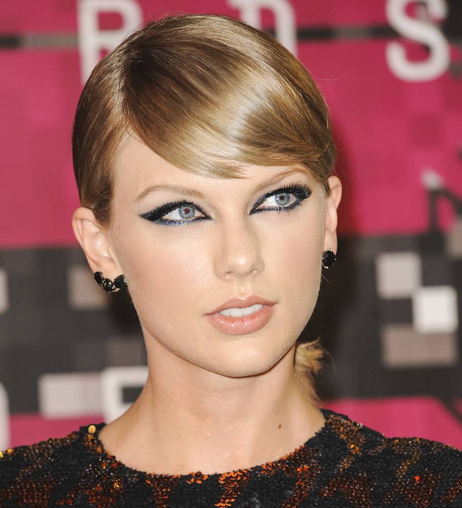 Taylor Swift's film crew apologizes over New Zealand bird row