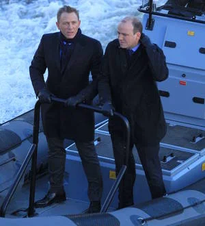 Daniel Craig back as Bond in dramatic London river filming