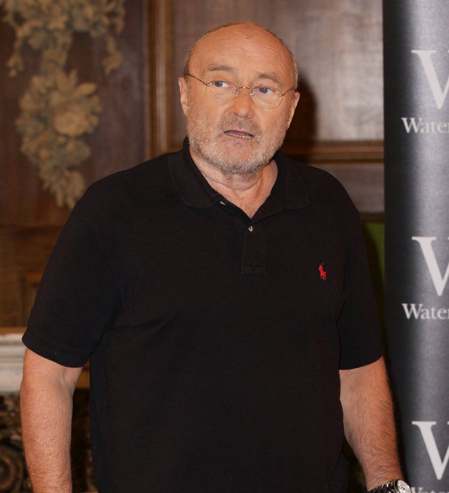 Phil Collins returns to the stage following nasty fall