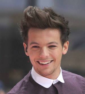 One Direction pretend to be waxworks in fan prank