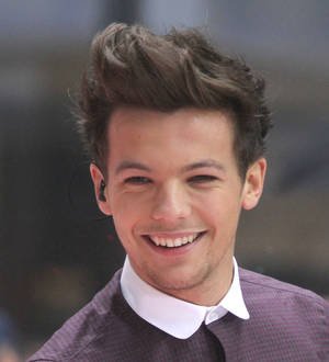 One Direction pretend to be waxworks in fan prank