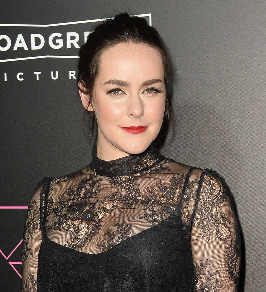 Jena Malone engaged