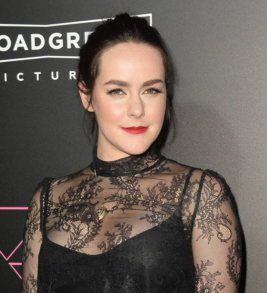 Jena Malone engaged