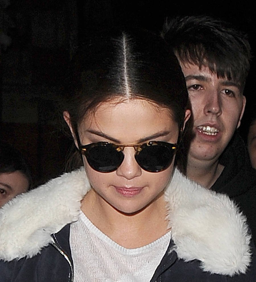 Fan plants kiss on Selena Gomez