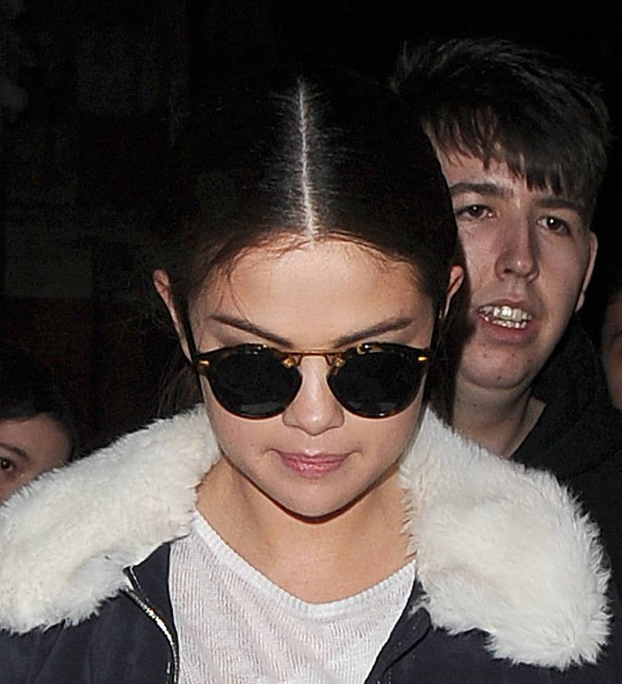 Fan plants kiss on Selena Gomez