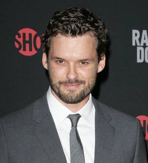 Austin Nichols and Chloe Bennet dating - report