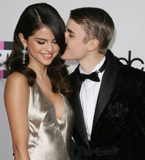 Justin Bieber posts intimate Selena Gomez photo online