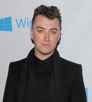 Sam Smith donates violin to charity drive