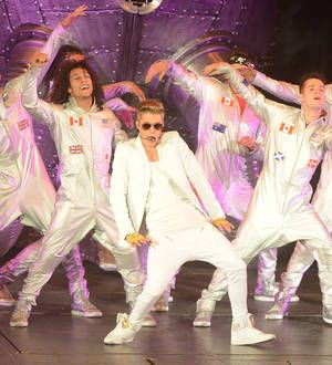 Justin Bieber apologises for late-running London gig