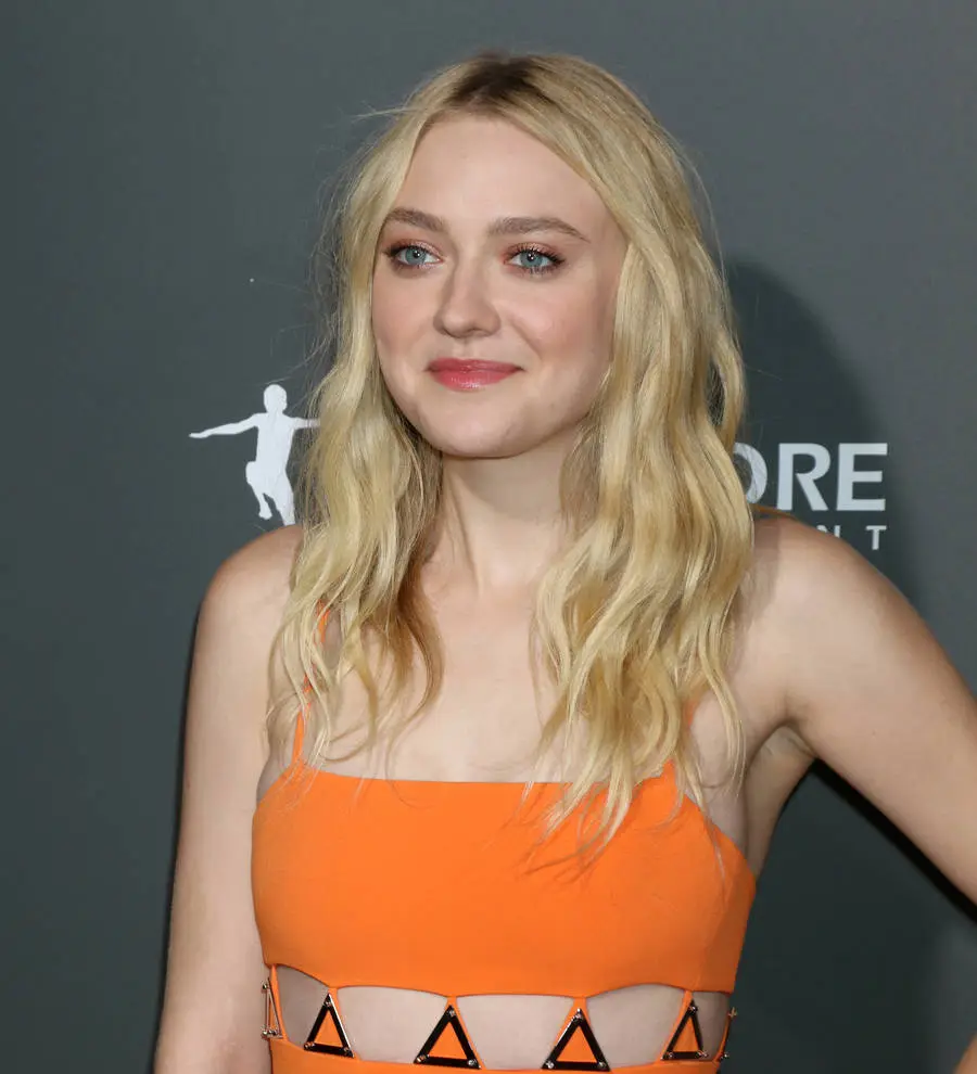 Dakota Fanning fires back at reports she hates her sister