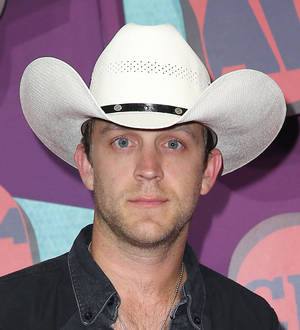 Justin Moore moves family out of Nashville