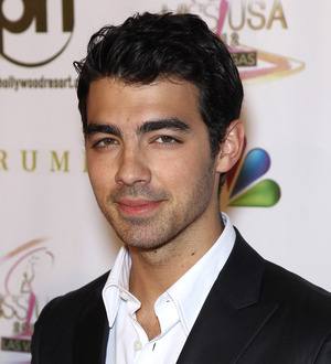 Joe Jonas helps crown Miss USA
