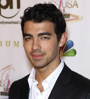 Joe Jonas helps crown Miss USA