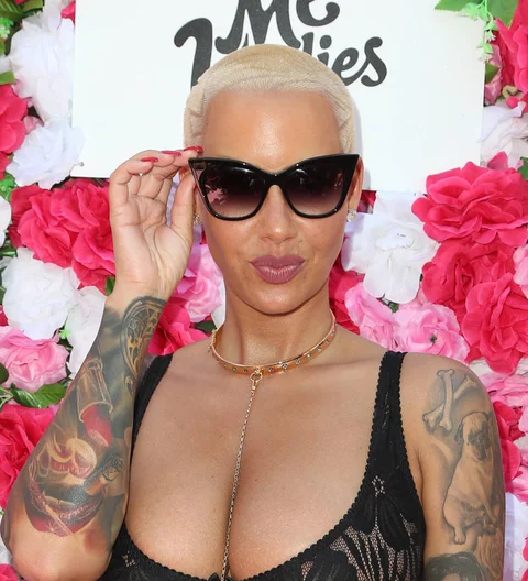 Amber Rose shows off pal Blac Chyna's newborn daughter