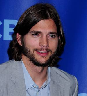 Ashton Kutcher still wearing his wedding ring amid marriage storm