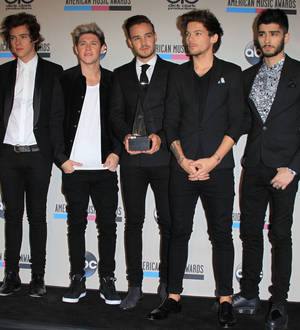 One Direction battle technical faults on live TV