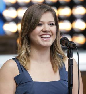Kelly Clarkson plays VH1 Divas after twisting ankle