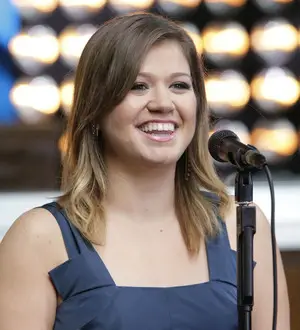 Kelly Clarkson plays VH1 Divas after twisting ankle