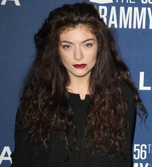 Lorde lashes out at paparazzi after airport ambush