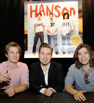 Hanson's rehearsal session gatecrashed by Darren Criss
