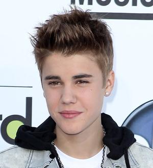 Justin Bieber turns car into anti-paparazzi machine