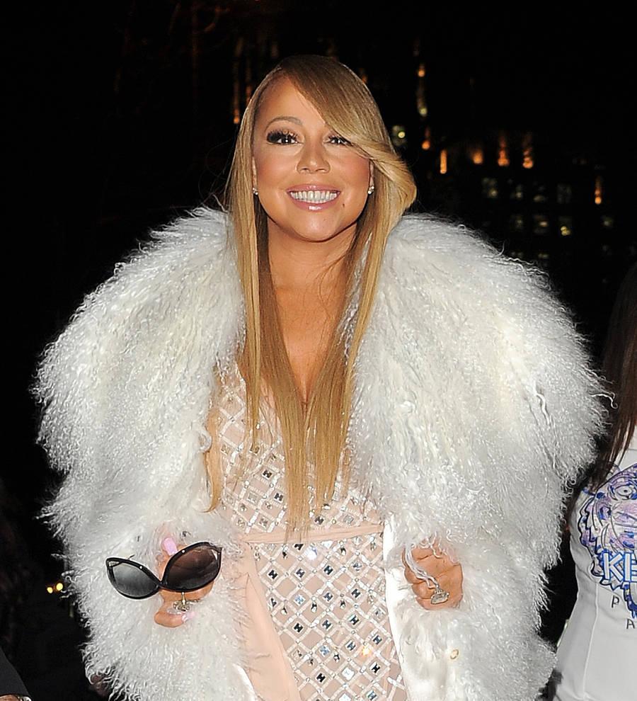 Mariah Carey swims like a dolphin
