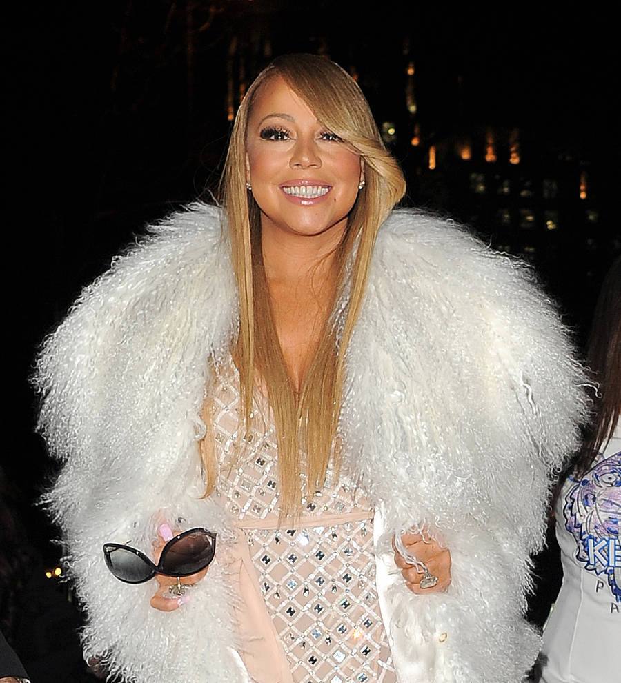 Mariah Carey swims like a dolphin
