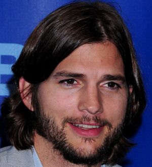 Ashton Kutcher sings Teen Choice Awards acceptance speech