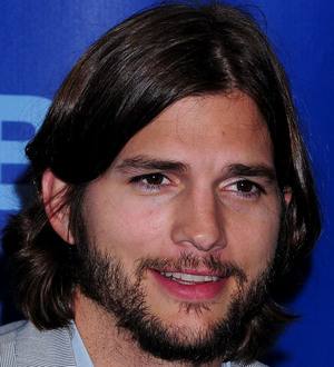 Ashton Kutcher sings Teen Choice Awards acceptance speech