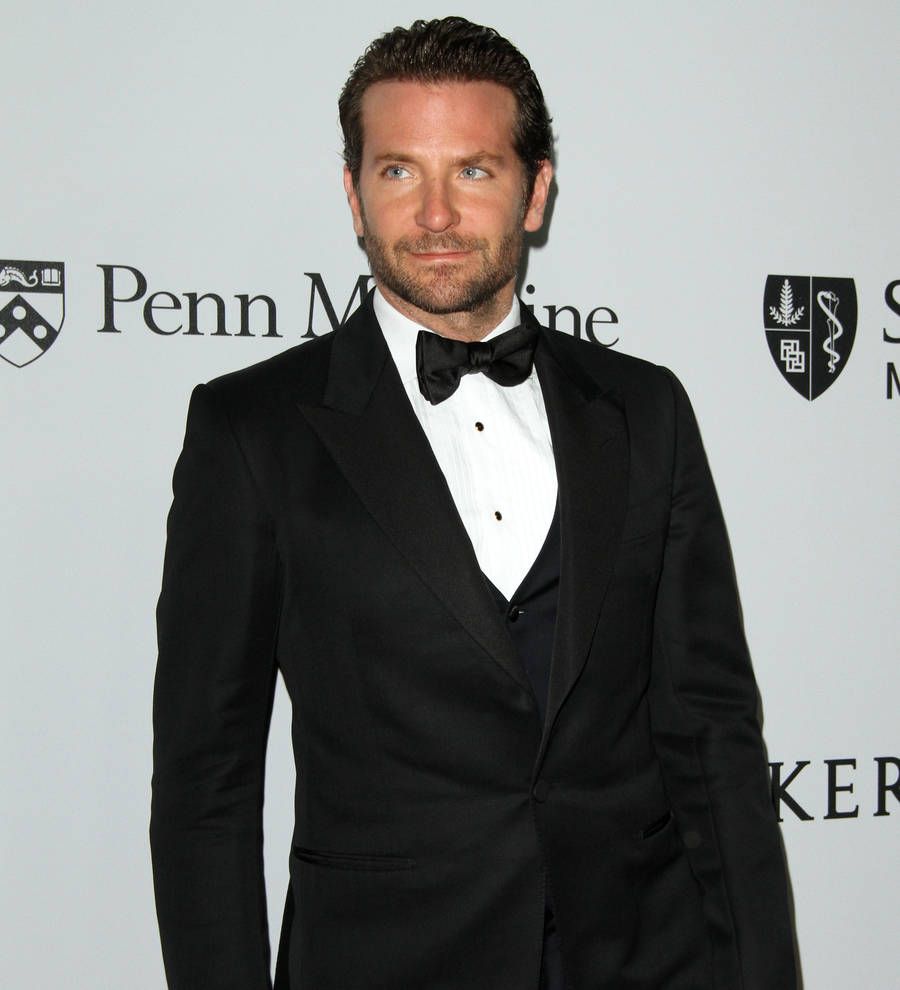 Emotional Bradley Cooper gives speech about dad's death
