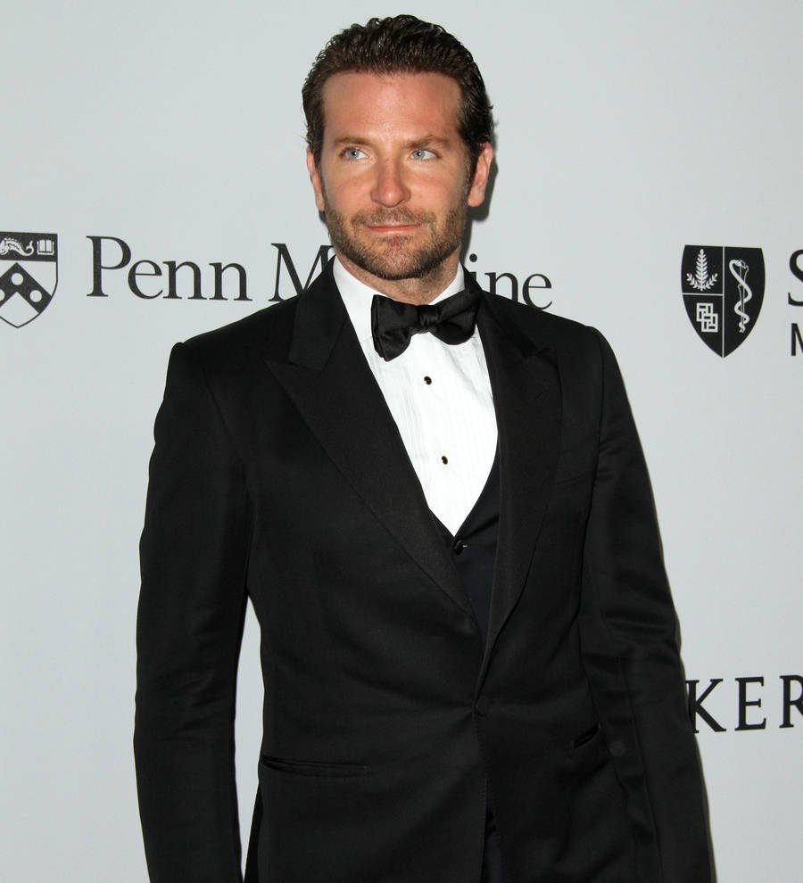 Emotional Bradley Cooper gives speech about dad's death