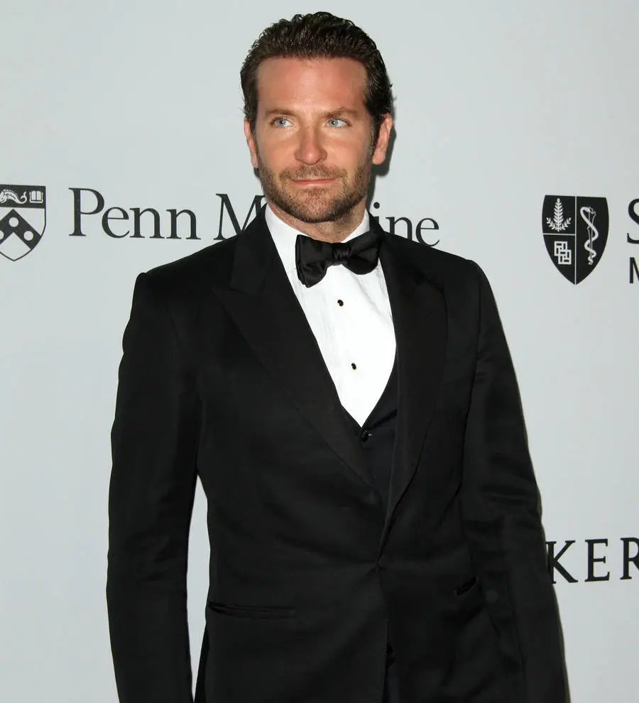 Emotional Bradley Cooper gives speech about dad's death