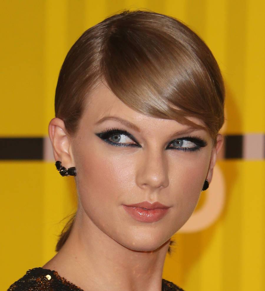 Taylor Swift nixes pseudonym and puts name back on Calvin Harris hit