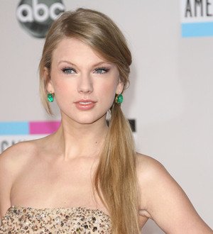 Taylor Swift closes tour with James Taylor
