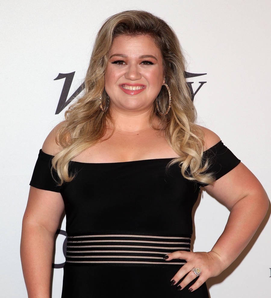 Kelly Clarkson's girl receives autographed Wonder Woman gifts