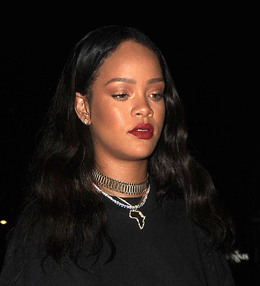 Rihanna orders pizza for drenched fans