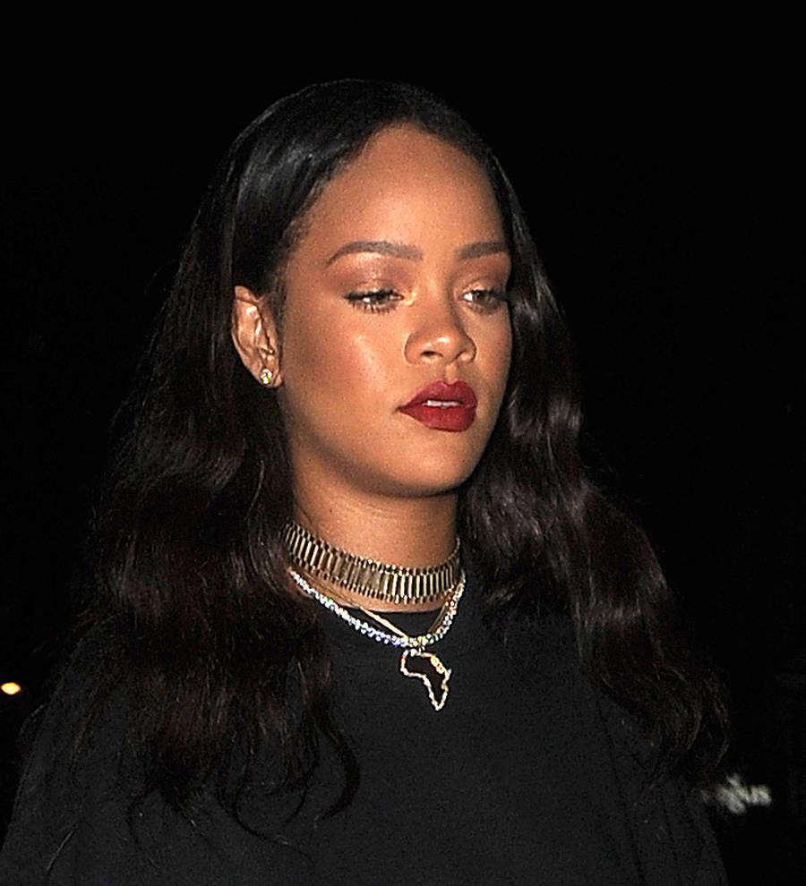 Rihanna orders pizza for drenched fans