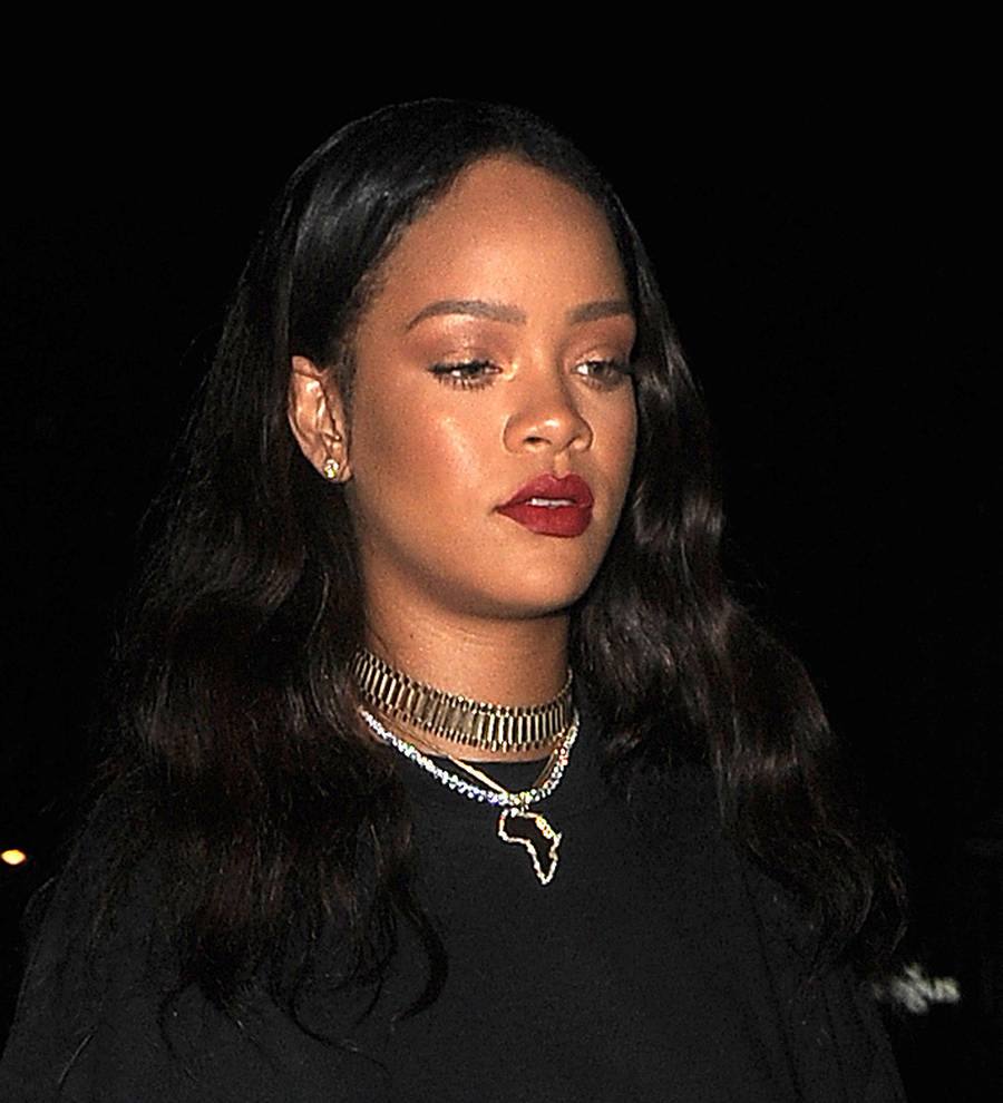 Rihanna orders pizza for drenched fans