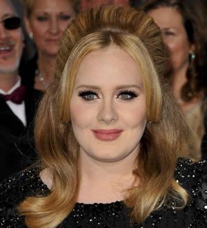 Adele salutes record label boss at New York gala