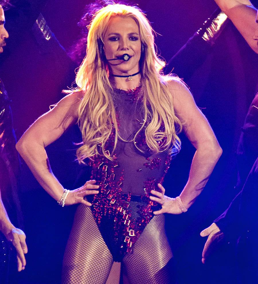 Britney Spears goes public with new beau to ring in 2017