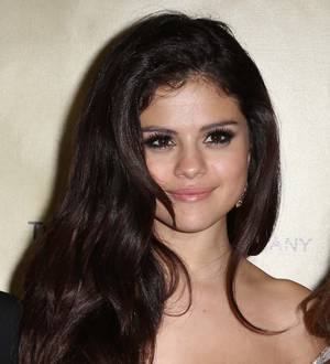 Selena Gomez sings break-up anthem at charity gig