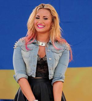 Demi Lovato wins first MTV Video Music Award at pre-ceremony bash