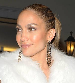 Jennifer Lopez slow dances with American Idol contestant