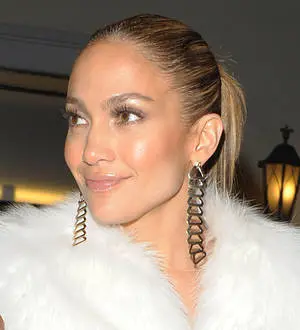 Jennifer Lopez slow dances with American Idol contestant