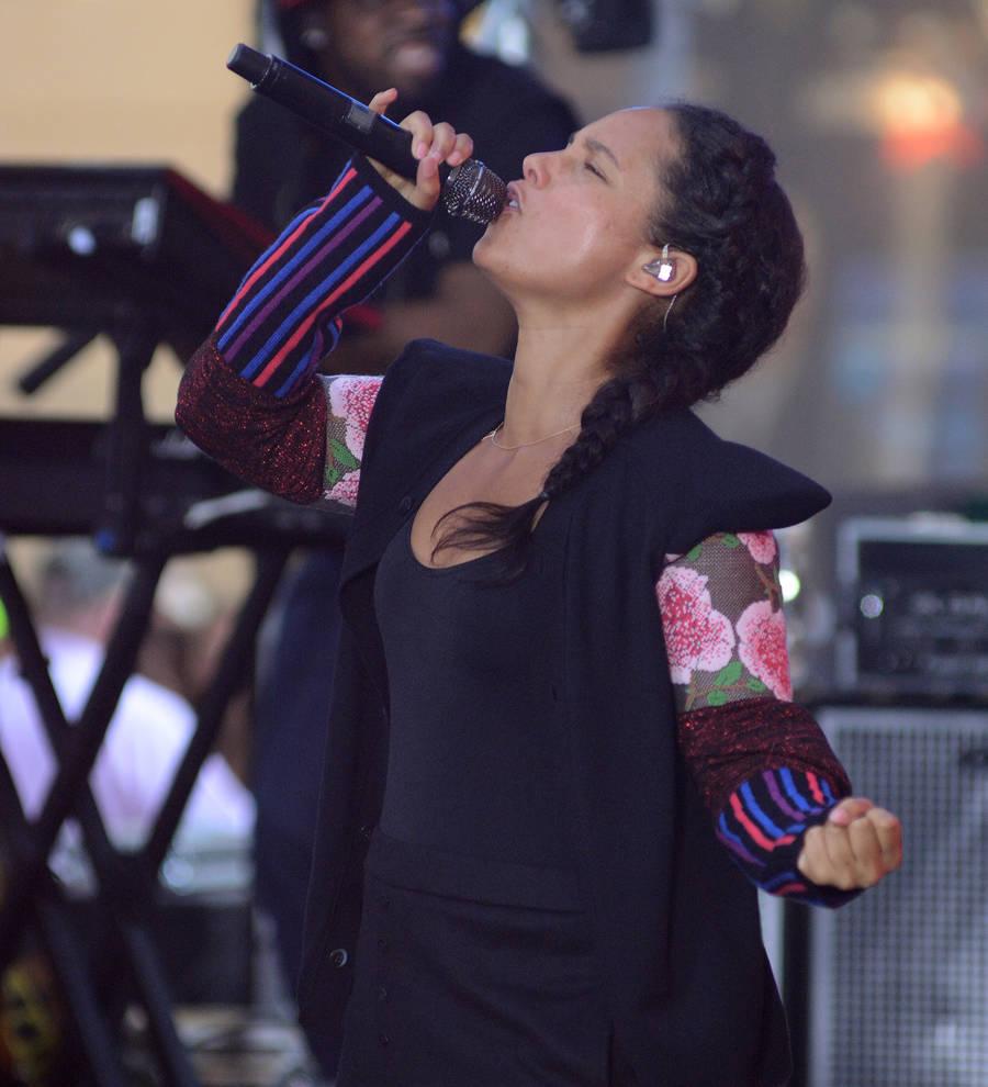 Alicia Keys and Jay Z shut down Times Square